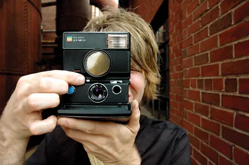 Pat Sansone z WIlco robi zdjęcie.